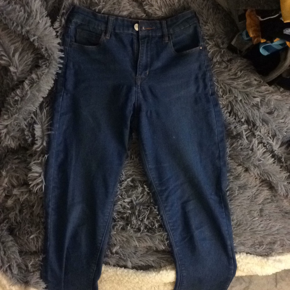 Dark washed blue jeans.
